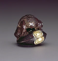 Netsuke, das einen Kappa zeigt, der auf einer Muschelschale kauert, 1860-80